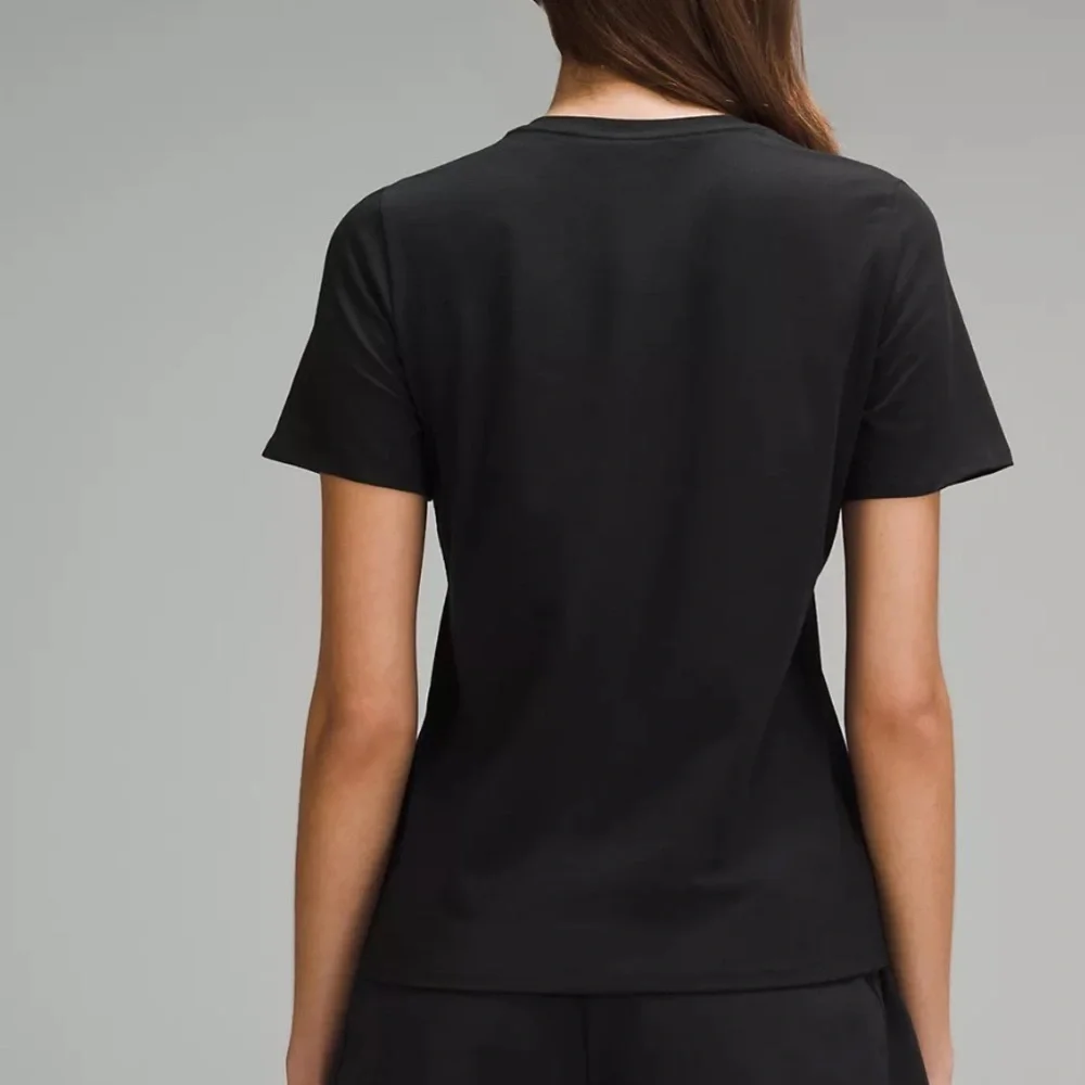 Lululemon black tee medium